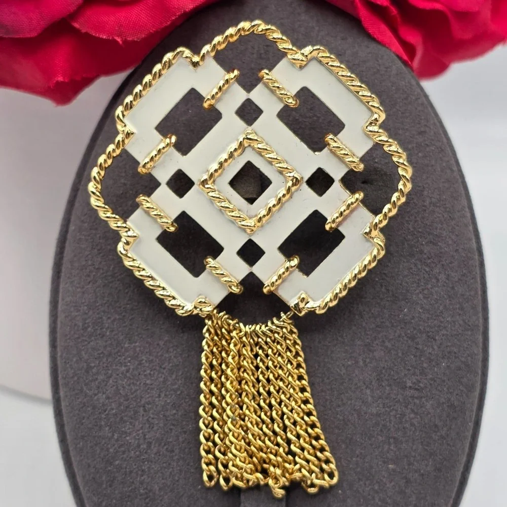 AVON Geometric Tassel Brooch Gold Tone White Enamel Lapel‎ Pin Pendant Dangle